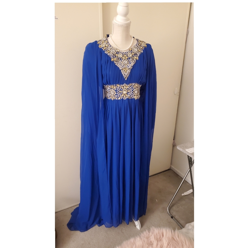 Kuftan. Small and Medium could fit.